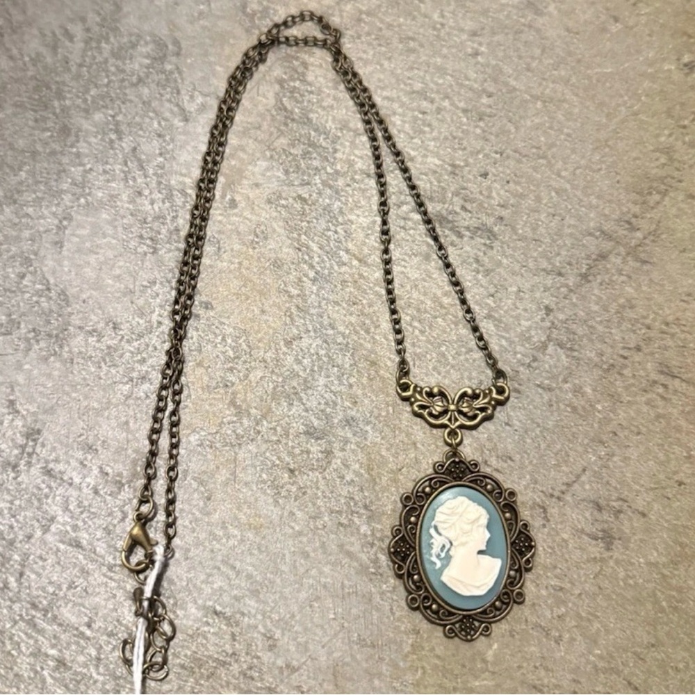 Vintage Cameo Pendant Necklace